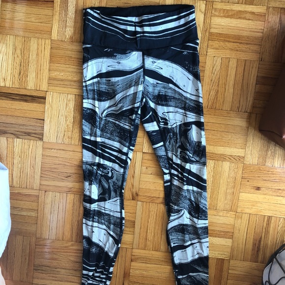Like new Lululemon crops - Picture 1 of 3